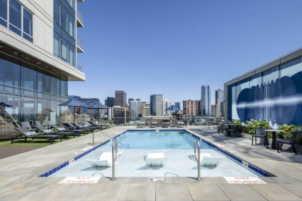 Apartment Resort-Style Pool
