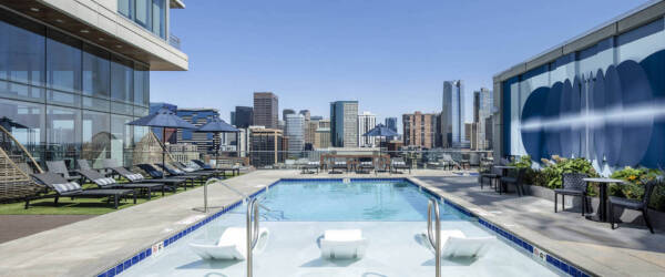 Apartment Resort-Style Pool