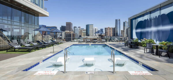 Apartment Resort-Style Pool