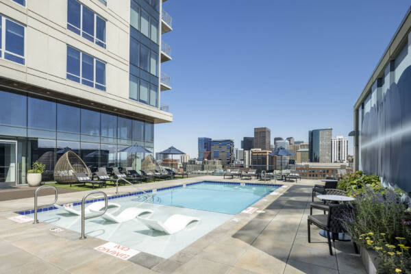Apartment Resort-Style Pool