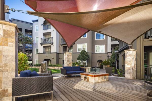 Griffis South Bay community outdoor lounge and fire pit in Milipitas, CA.